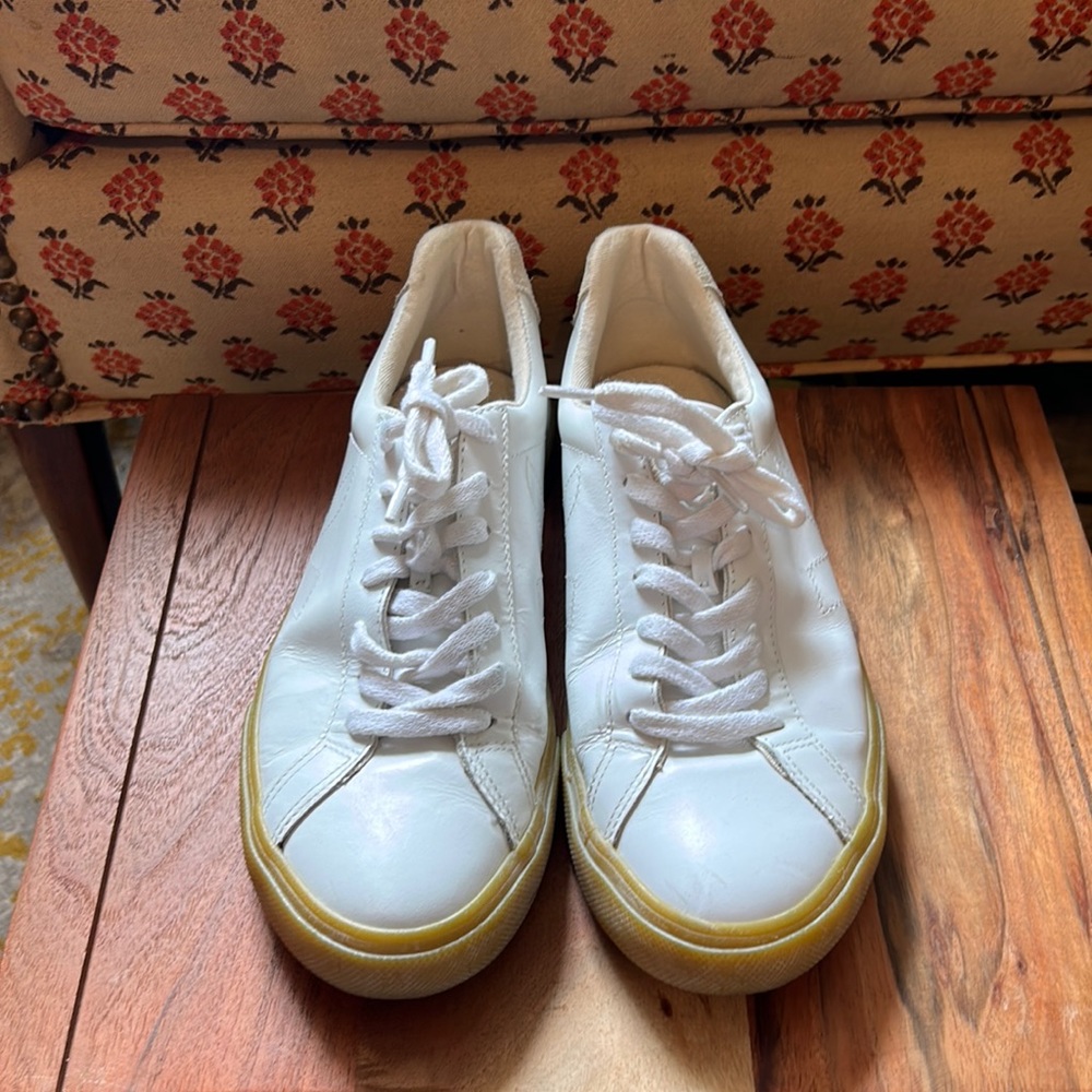 Veja Esplar stitched logo with gum sole